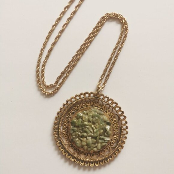 Faux Jade Stone Gold Tone Medallion Pendant Necklace Vintage Chunky Sun Circle - Picture 1 of 6